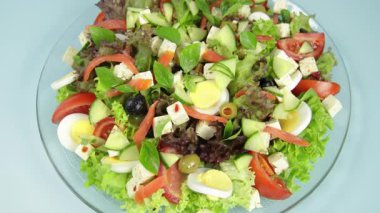 Sebzeli ve peynirli taze Akdeniz salatası.