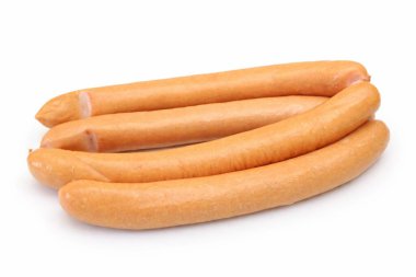 Çiğ tütsülenmiş sosisler beyaz arka planda izole edilmiş.