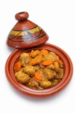 Beyaz arka planda kayısılı kuzu köftesi.