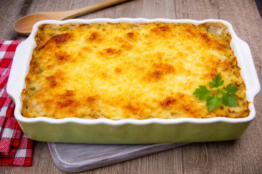 Shepherd 'ın turtası aile tabağında, geleneksel Fransız mutfağında.