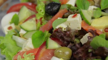 Feta, domates, salatalık ve zeytinli taze salata, sağlıklı Akdeniz mutfağı.