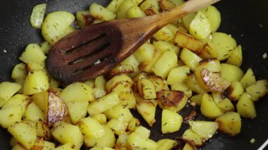 Kızarmış patates, geleneksel altın ve çıtır çıtır.