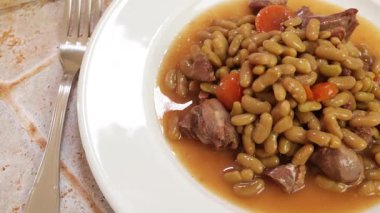 Geleneksel bir Fransız yemeği olan koyun buğulamalı flageoletler.
