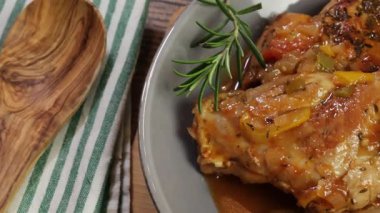 Provenal soslu tavşan haşlanmış sebzeler ve aromatik otlarla