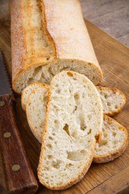 İtalyan pastanesi spesiyalitesi olan köy tahtasına dilimlenmiş zanaatkar ciabatta ekmeği.