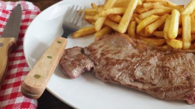 Izgara biftek ve patates kızartması.