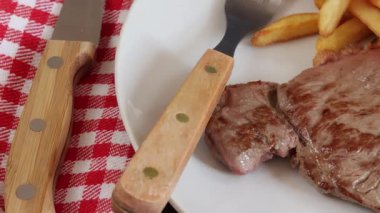 Izgara biftek ve patates kızartması.