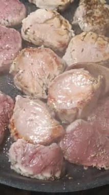 Tavada domuz filetosu pişiyor.