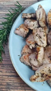 Tabakta ızgara domuz filetosu