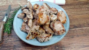 Tabakta ızgara domuz filetosu