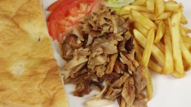 Kebap tabağı ve ekmek (yakın plan))