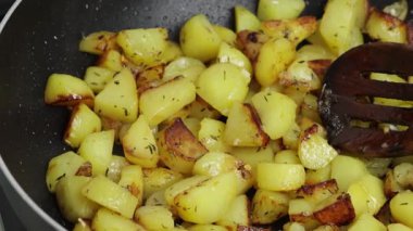 Tavada haşlanmış patates.