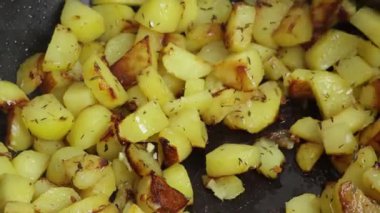 Tavada haşlanmış patates.