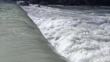 Hızla akan bir nehir, beyaz su manzarası