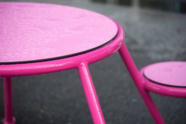 Mor veya menekşe rengi, kraliyet, gizem, sihir ve dindarlıkla ilişkilidir.