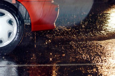 Kötü hava koşulları ve yağmurlu bir günde yol trafiğinde görüş mesafesi düşük.