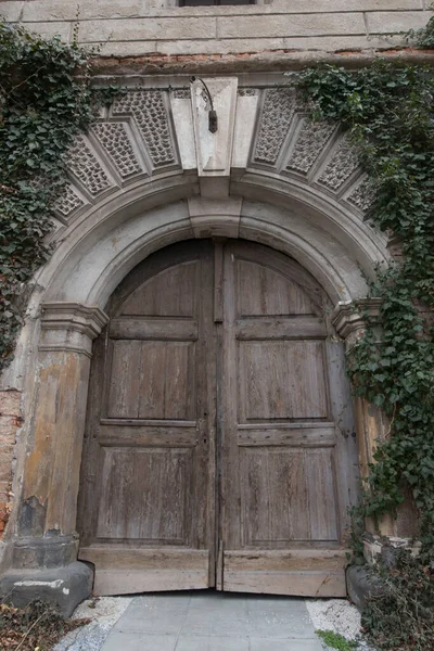Eski Ahşap Kapı Eski Bir Binanın Girişi — Stok fotoğraf