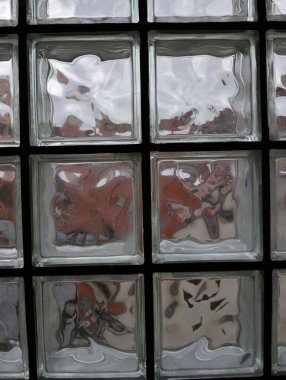 Dışarıyı izlemek ve içeri ışık almak için bir binanın penceresi.