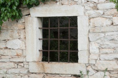 Dışarıyı izlemek ve içeri ışık almak için bir binanın penceresi.