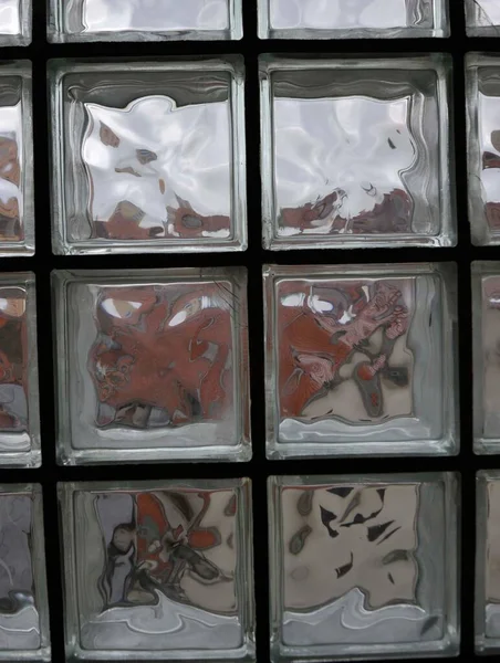 Dışarıyı izlemek ve içeri ışık almak için bir binanın penceresi.