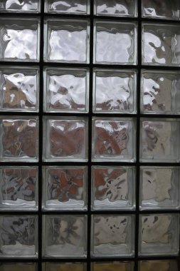 Dışarıyı izlemek ve içeri ışık almak için bir binanın penceresi.