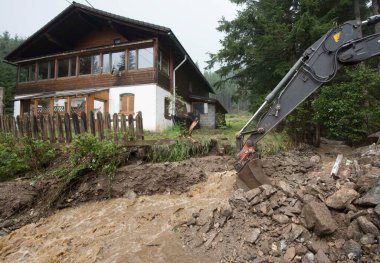 Şiddetli yağış sonrası çamur, çamur ve çamur yüzünden oluşan fırtına hasarı