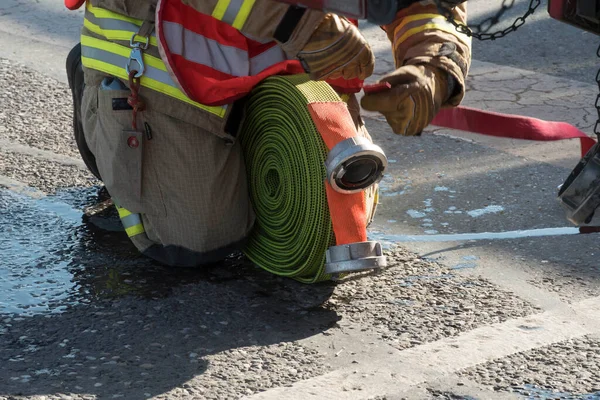 Ein Feuerwehrschlauch Zum Löschen Von Bränden Und Flammen Feuerwehrausrüstung — Stockfoto