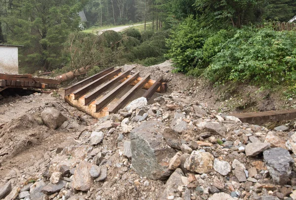 Şiddetli yağış sonrası çamur, çamur ve çamur yüzünden oluşan fırtına hasarı