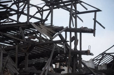 Binada bozulma ve yapısal hasar, kırsal alanda terk edilmiş bir ev.