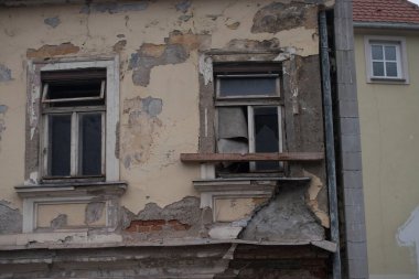 Binada bozulma ve yapısal hasar, kırsal alanda terk edilmiş bir ev.