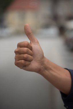 Onaylama ve pozitifliği sembolize eden el hareketi.
