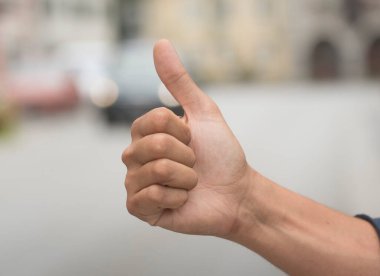 Onaylama ve pozitifliği sembolize eden el hareketi.