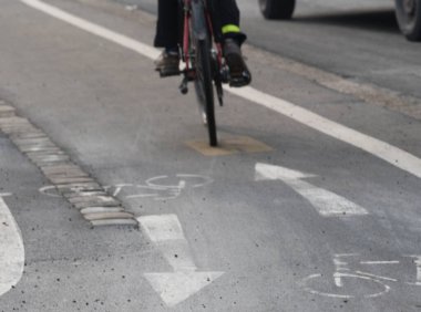 Bisiklet sürmek için bisiklet yolu, çevre dostu hareketlilik ve ulaşım