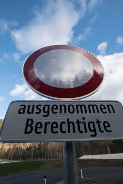 Yol şakımasına yasak, beyaz dolgulu kırmızı daire