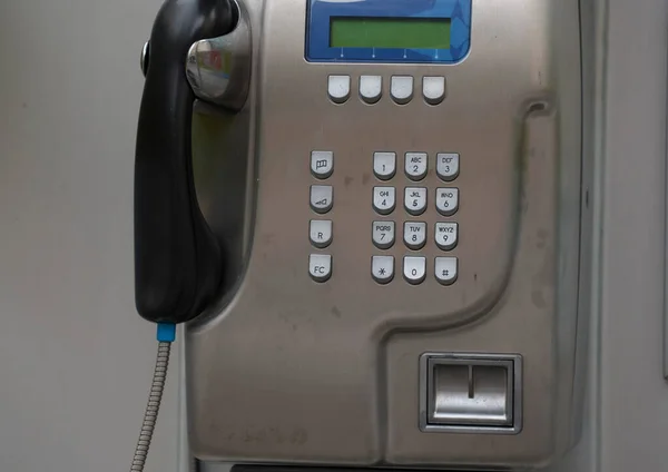 老式的固定电话亭 用于呼叫和通讯 — 图库照片