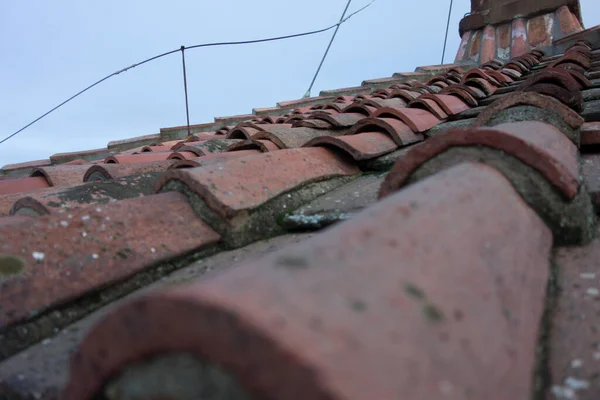 Bir Çatının Tuğla Kiremitleri Bir Bina — Stok fotoğraf