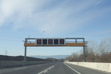 Yol üzerindeki hız limitlerini aşma kontrolü ve ince toz azaltımı