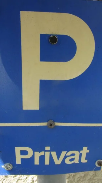 Blauw Prive Parkeerplaats Wegwijzer Met Een Witte Letter — Stockfoto