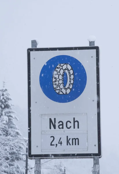 Obligation Chaîne Neige Panneau Signalisation Dans Les Montagnes Hiver — Photo