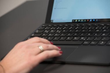 bir dizüstü bilgisayar, ekran ve şarj edilebilir pilli mobil bilgisayar aygıtı