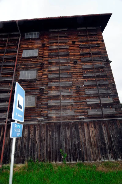 Przestarzały Opuszczony Magazyn Drewna Przemysłowego Budynek Budowlany Drewna — Zdjęcie stockowe