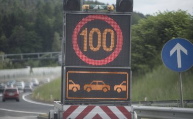 Trafik sıkışıklığı uyarısı sokak ortasında duruyor.