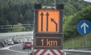 Otoyol ya da karayolu trafiği sıkışık, arabada bekliyor.