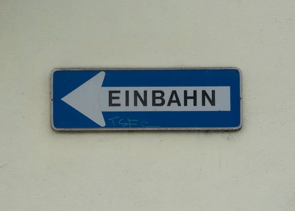 Einbahnstrae 표지판 파란색 화살표 — 스톡 사진