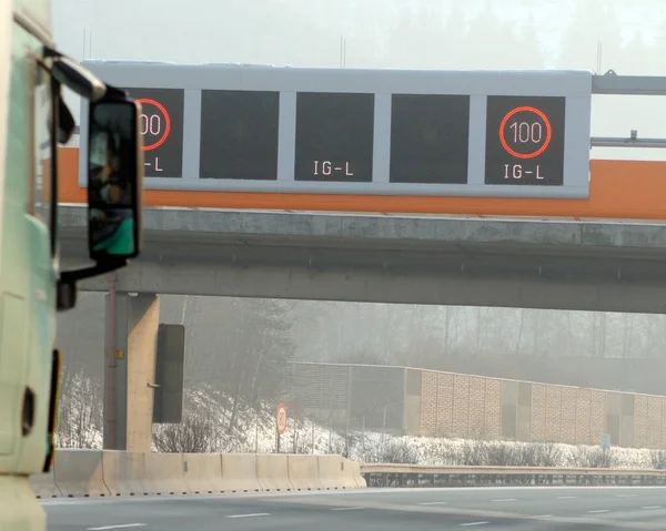 Controle Emissão Redução Poeira Fina Através Limites Velocidade Estrada Inverno — Fotografia de Stock