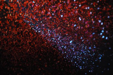 Kırmızı renk, tehlike, aşk, cesaret ve tutkuyla ilgili.