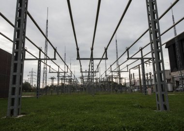 Elektrik santrali ve güç şebekesinin bir parçası olarak elektrik trafosu.