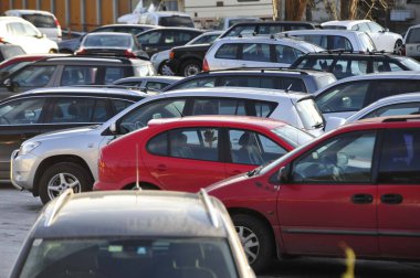 Şehirdeki arabalar için park yeri ya da park yeri