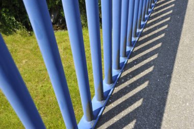 Mavi renk, ahenkle ilişkili, soğuk, sonsuzluk ve hüzün.