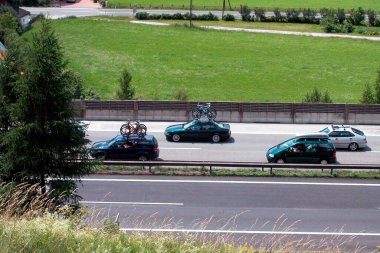 Otoyol ya da karayolu trafiği sıkışık, arabada bekliyor.